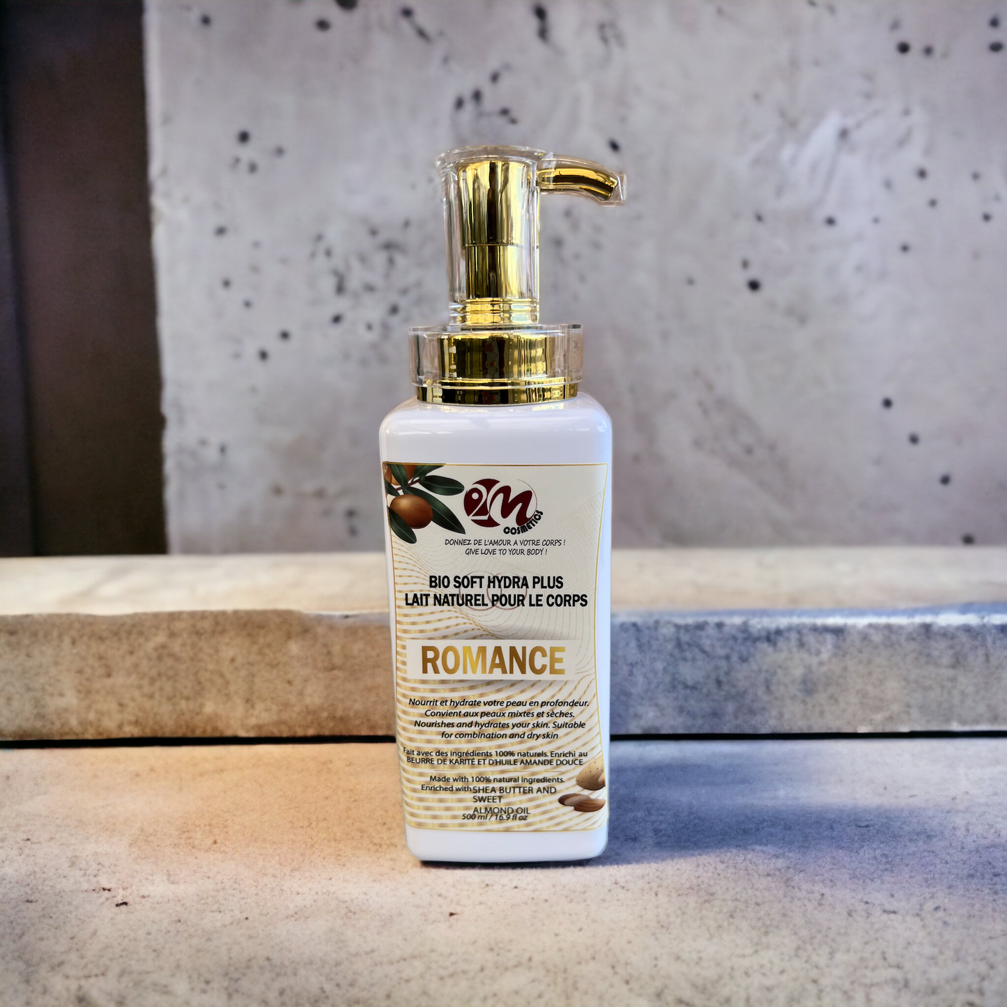 Lait corporel BIO SOFT HYDRA PLUS ROMANCE enrichi au KARITÉ et AMANDE DOUCE: "Offrez à votre peau une douceur envoûtante. Formule luxueuse et 100% naturelle pour une hydratation intense et une peau parfaitement nourrie"