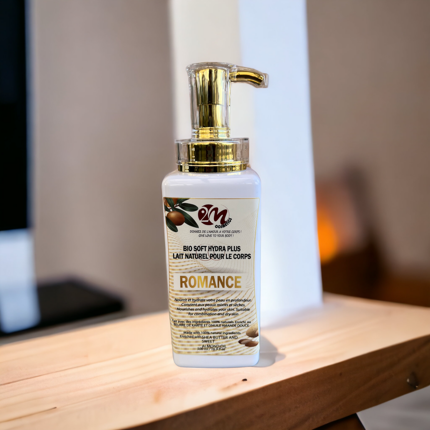 Lait corporel BIO SOFT HYDRA PLUS ROMANCE enrichi au KARITÉ et AMANDE DOUCE: "Offrez à votre peau une douceur envoûtante. Formule luxueuse et 100% naturelle pour une hydratation intense et une peau parfaitement nourrie"
